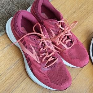 Women's Brooks Launch DNA